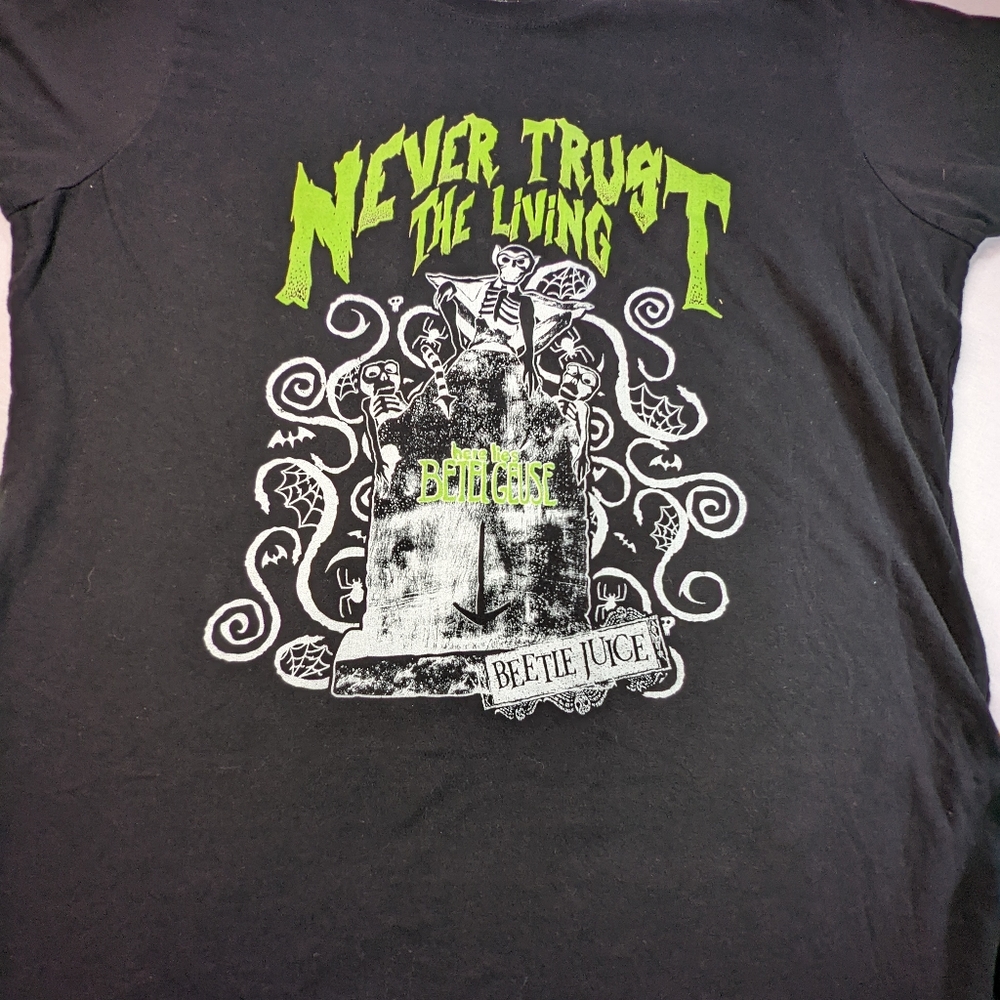 Beetlejuice Movie Tee "Never Trust The Living"  2X